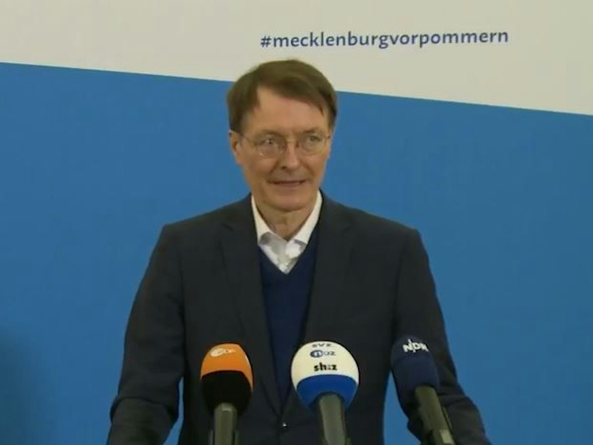 Karl Lauterbach wandte sich bei der Pressekonferenz in Schwerin mit eindringlichen Worten an die Bevölkerung.