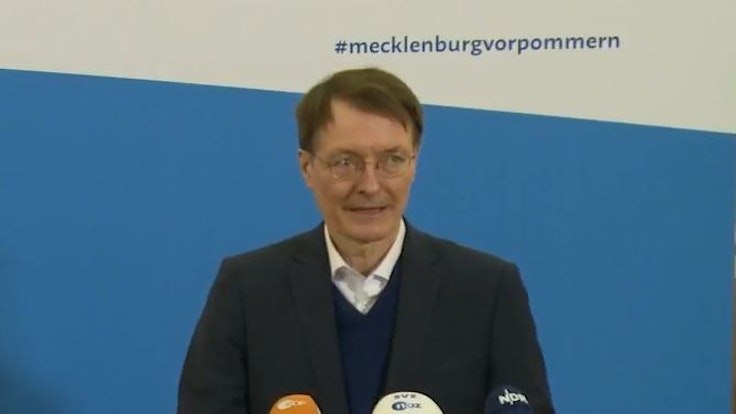 Karl Lauterbach wandte sich bei der Pressekonferenz in Schwerin mit eindringlichen Worten an die Bevölkerung.