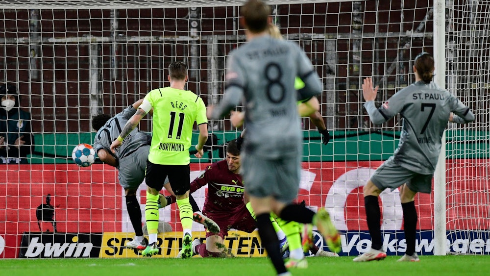 Etienne Amenyido trifft im DFB-Pokal für den FC St. Pauli gegen Borussia Dortmund.