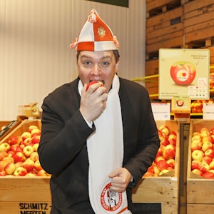 Michael Gerhold, Präsident der Nippeser Bürgerwehr, probiert in Bornheim am 17. Januar den Apfel "Karneval".