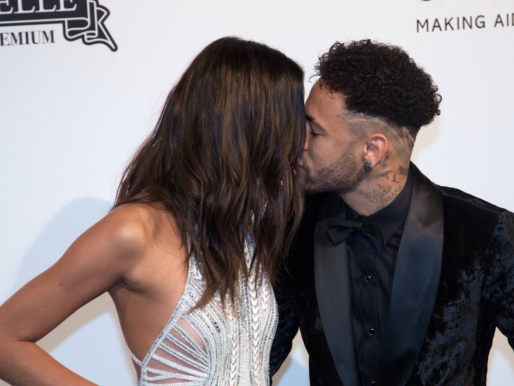 Bruna Marquizine küsst Neymar. Ihre Haare verdecken ihr Gesicht.