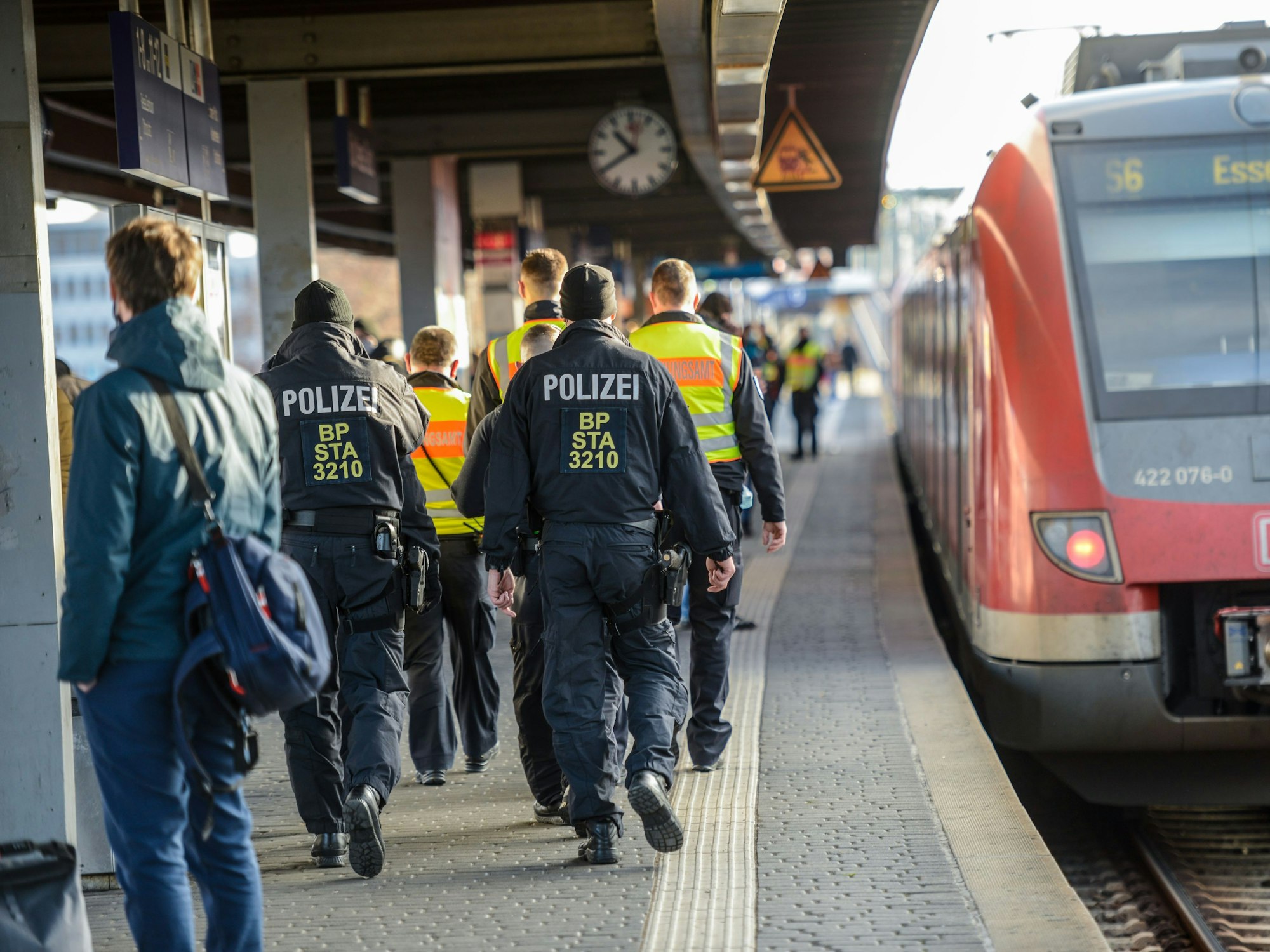 Polizei an einem Zug am Bahnhof Köln Messe/Deutz.