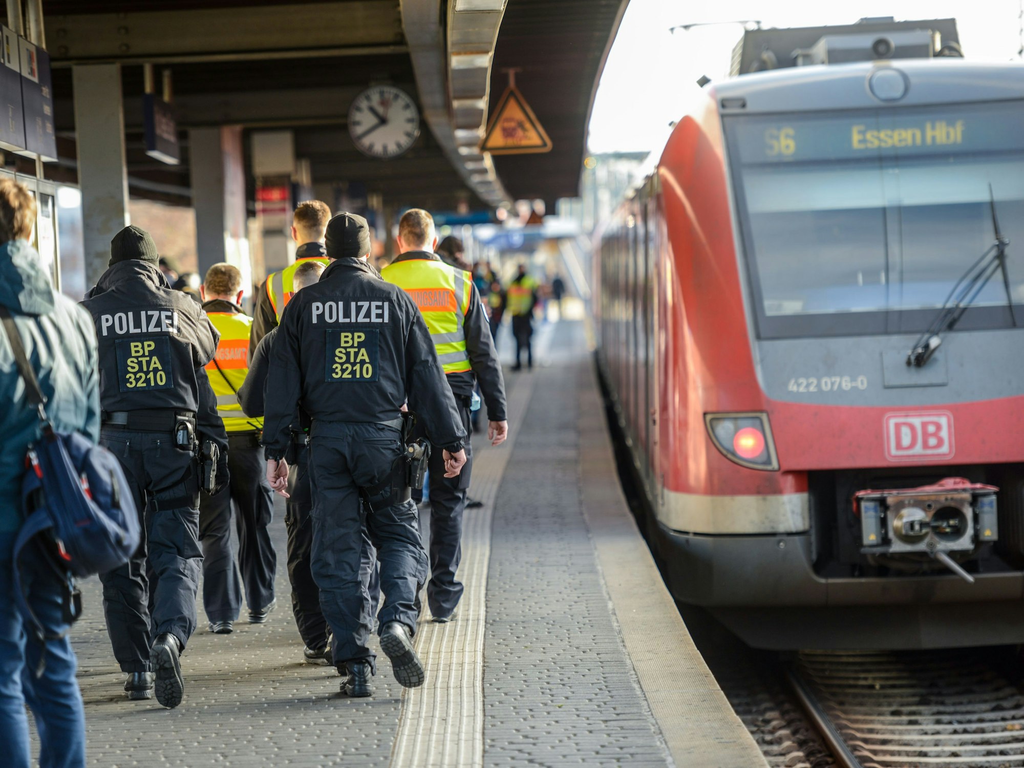 Polizei an einem Zug am Bahnhof Köln Messe/Deutz.