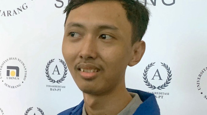 Der indonesische Student Sultan Gustaf Al Ghozali lächelt bei einer Veranstaltung seiner Universität am 14. Januar 2022.