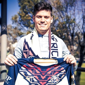 Jorge Meré posiert mit seinem neuen Trikot nach dem Wechsel zu Club América