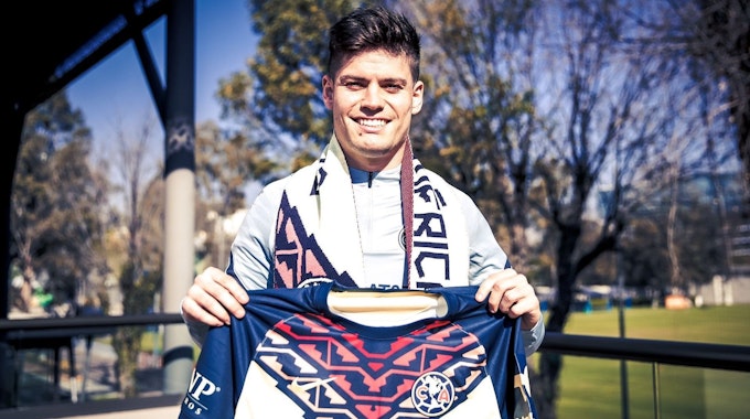 Jorge Meré posiert mit seinem neuen Trikot nach dem Wechsel zu Club América