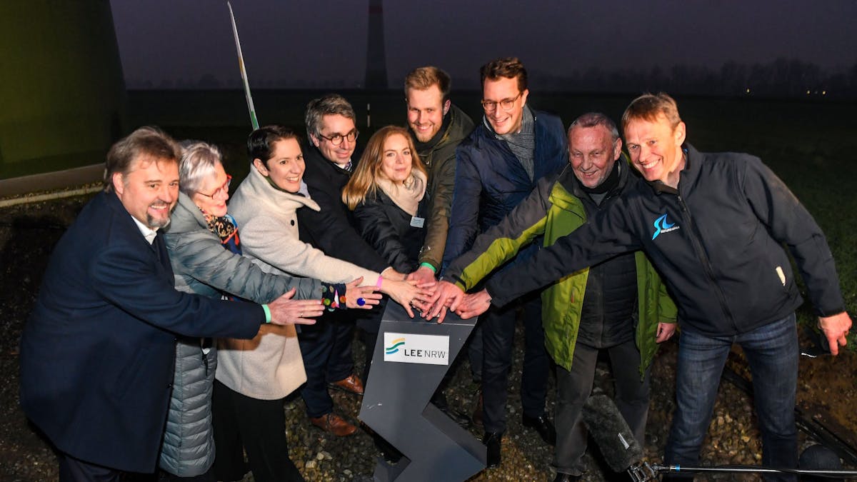 Nordrhein-Westfalens Ministerpräsident Hendrik Wüst schaltet symbolisch die blinkenden Warnlampen in einem Windpark aus.