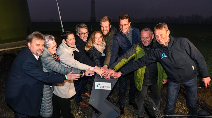 Nordrhein-Westfalens Ministerpräsident Hendrik Wüst schaltet symbolisch die blinkenden Warnlampen in einem Windpark aus.