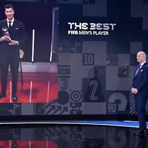 FIFA-Präsident Gianni Infantino spricht nach der Verleihung am 17. Januar 2022 mit Weltfußballer Robert Lewandowski (auf dem Bildschirm).