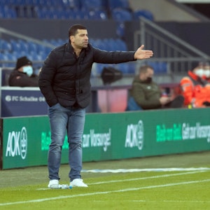 Dimitrios Grammozis gestikuliert bei einem Schalke-Spiel am Seitenrand.