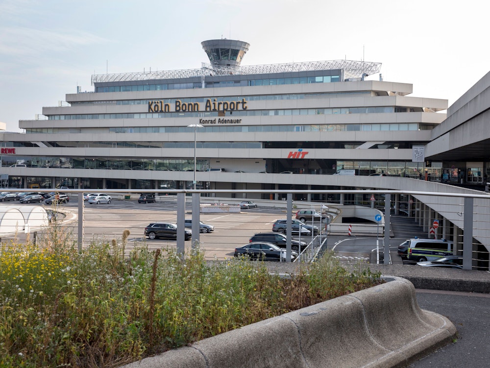 Der Flughafen Köln Bonn von außen.