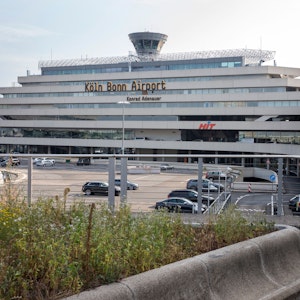 Der Flughafen Köln Bonn von außen.