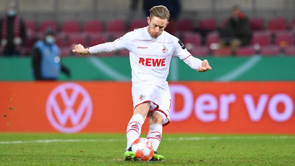 Elfmeterschießen: Florian Kainz vom 1. FC Köln schießt.