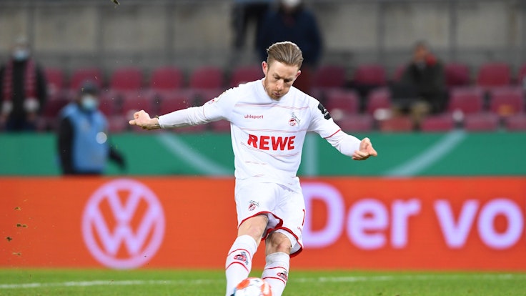Elfmeterschießen: Florian Kainz vom 1. FC Köln schießt.