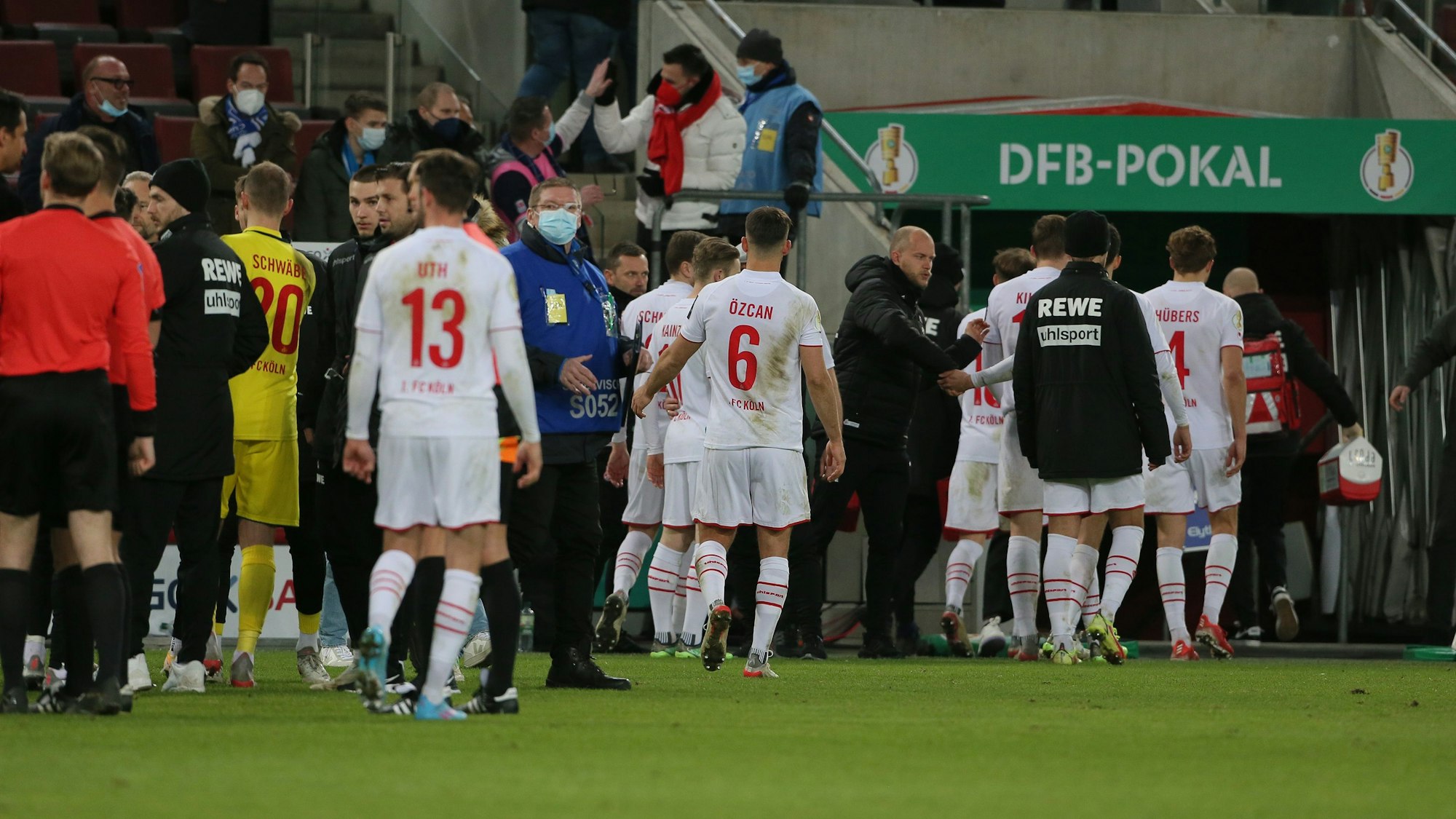 Die Spieler des 1. FC Köln verlassen nach dem Aus im DFB-Pokal das Rhein-Energie-Stadion.