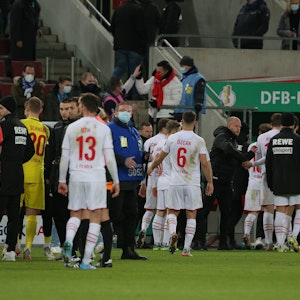 Die Spieler des 1. FC Köln verlassen nach dem Aus im DFB-Pokal das Rhein-Energie-Stadion.