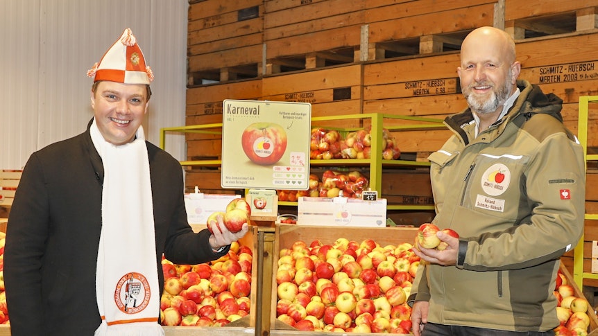 Obsthof-Inhaber Roland Schmitz-Hübsch (r.) erklärt Michael Gerhold den Apfel Karneval.