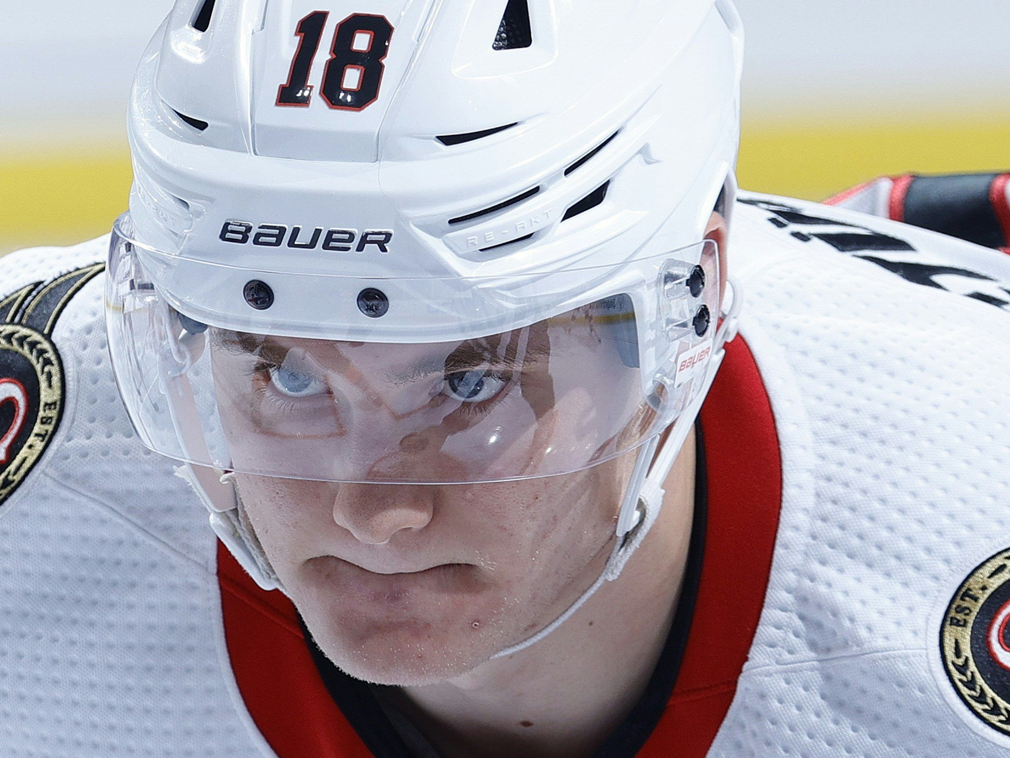 Senators-Talent Tim Stützle hoch konzentriert beim NHL-Spiel gegen diePhiladelphia Flyers.