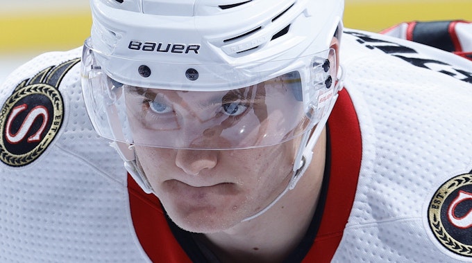 Senators-Talent Tim Stützle hoch konzentriert beim NHL-Spiel gegen die&nbsp;Philadelphia Flyers.