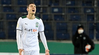 Florian Neuhaus von Borussia Mönchengladbach schreit nach dem bitteren Pokal-Aus am 19. Januar 2022 nach einer 0:3-Niederlage bei Hannover 96 seine Wut und Enttäuschung raus.