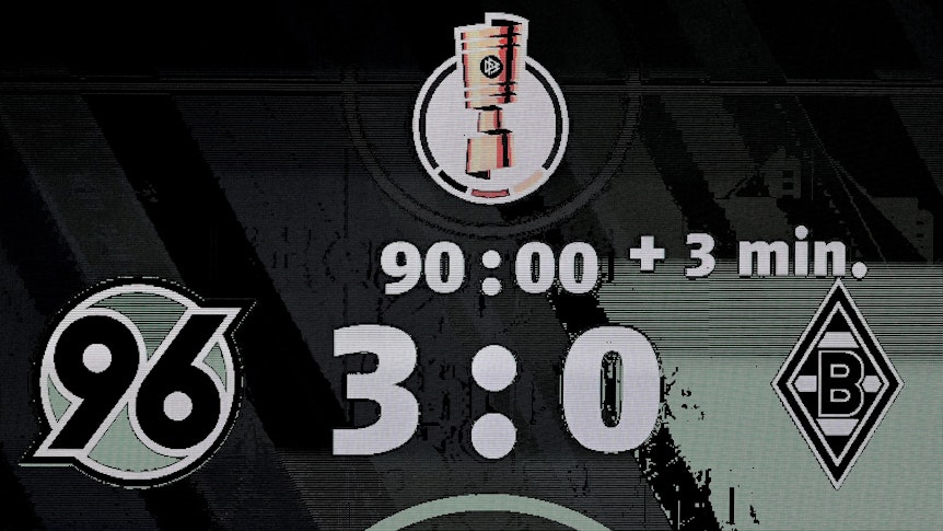Die Anzeigetafel in der HDI-Arena zeigt das Endergebnis zwischen Hannover 96 und Borussia Mönchengladbach an.