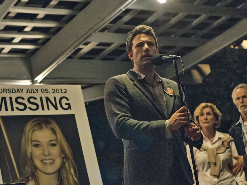 Nick Dunne (Ben Affleck) richtet sich an die Medien, um seine verschwundene Frau Amy (Rosamund Pike) zu finden.