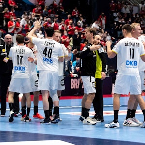 Die deutsche Handball-Nationalmannschaft jubelt bei der EM.