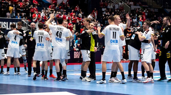 Die deutsche Handball-Nationalmannschaft jubelt bei der EM.