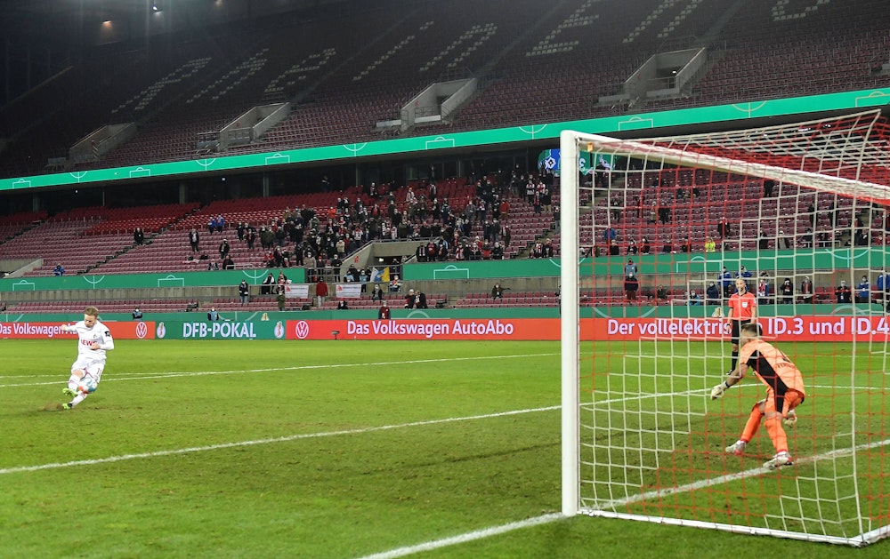 Florian Kainz vom 1. FC Köln schießt seinen Elfmeter gegen den HSV-Torwart Daniel Heuer Fernandes am 18. Januar 2022.