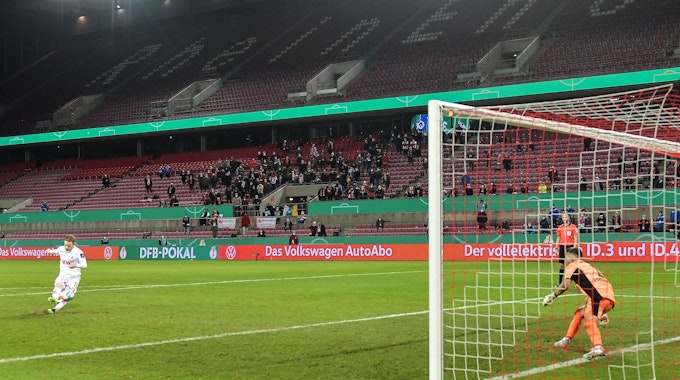 Florian Kainz vom 1. FC Köln schießt seinen Elfmeter gegen den HSV-Torwart Daniel Heuer Fernandes am 18. Januar 2022.