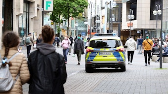 Polizei-Auto auf der Schildergasse in Köln.