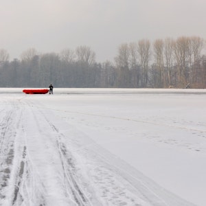 Das Symbolbild zeigt eine zugefrorene Eisfläche und einen Rettungshubschrauber am 4. Februar 2012 in Nettetal.