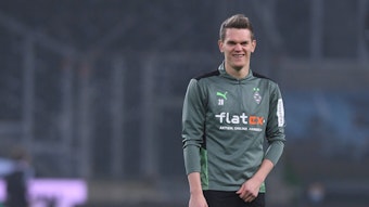 An seinem 28. Geburtstag zählt Matthias Ginter wieder zur Startelf bei Borussia Mönchengladbach. Der Nationalverteidiger läuft beim DFB-Pokalspiel in Hannover am Mittwoch (19. Januar 2022) auf. Auf diesem Foto ist Ginter am 15. Januar 2022 zu sehen. Ginter lächelt.