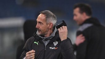 Adi Hütter, Cheftrainer von Borussia Mönchengladbach, steht nach dem peinlichen Pokal-Aus der Fohlen-Elf bei Zweitligist Hannover 96 (19. Januar 2021) bei den VfL-Fans erheblich in der Kritik. Hütter zieht sich seinen Mundschutz aus.