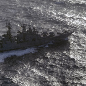 Das russische Kriegsschiff Severomorsk bei einem Manöver im Ärmelkanal. Das Foto wurde 1996 aufgenommen. Aktuell planen die Russen ein großes Manöver mit 140 Schiffen.