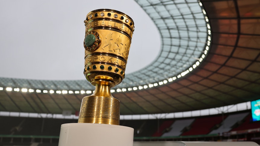 Der DFB-Pokal im Berliner Olympiastadion.