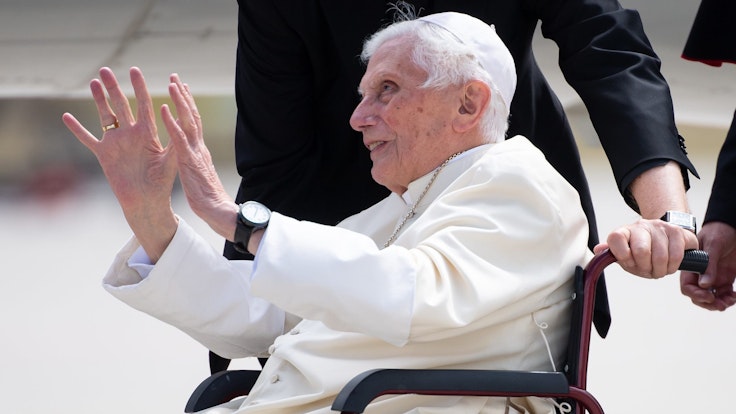 Der emeritierte Papst Benedikt XVI. winkt am Flughafen München. Foto vom 22. Juni 2020.
