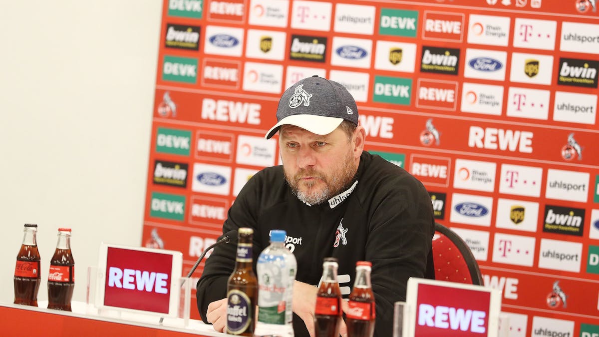 Steffen Baumgart spricht vor dem Auswärtsspiel beim VfL Bochum auf der Pressekonferenz am Geißbockheim. 