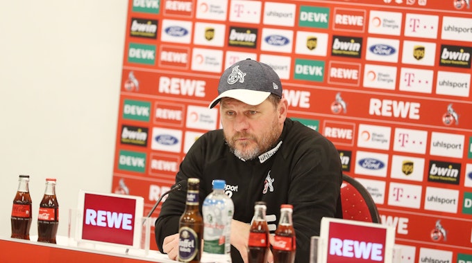 Steffen Baumgart spricht vor dem Auswärtsspiel beim VfL Bochum auf der Pressekonferenz am Geißbockheim.