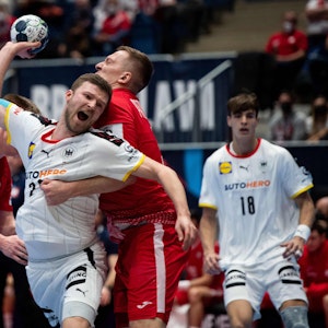 Philipp Weber wird im Handball-Spiel bei der EM gegen Polen gehalten.