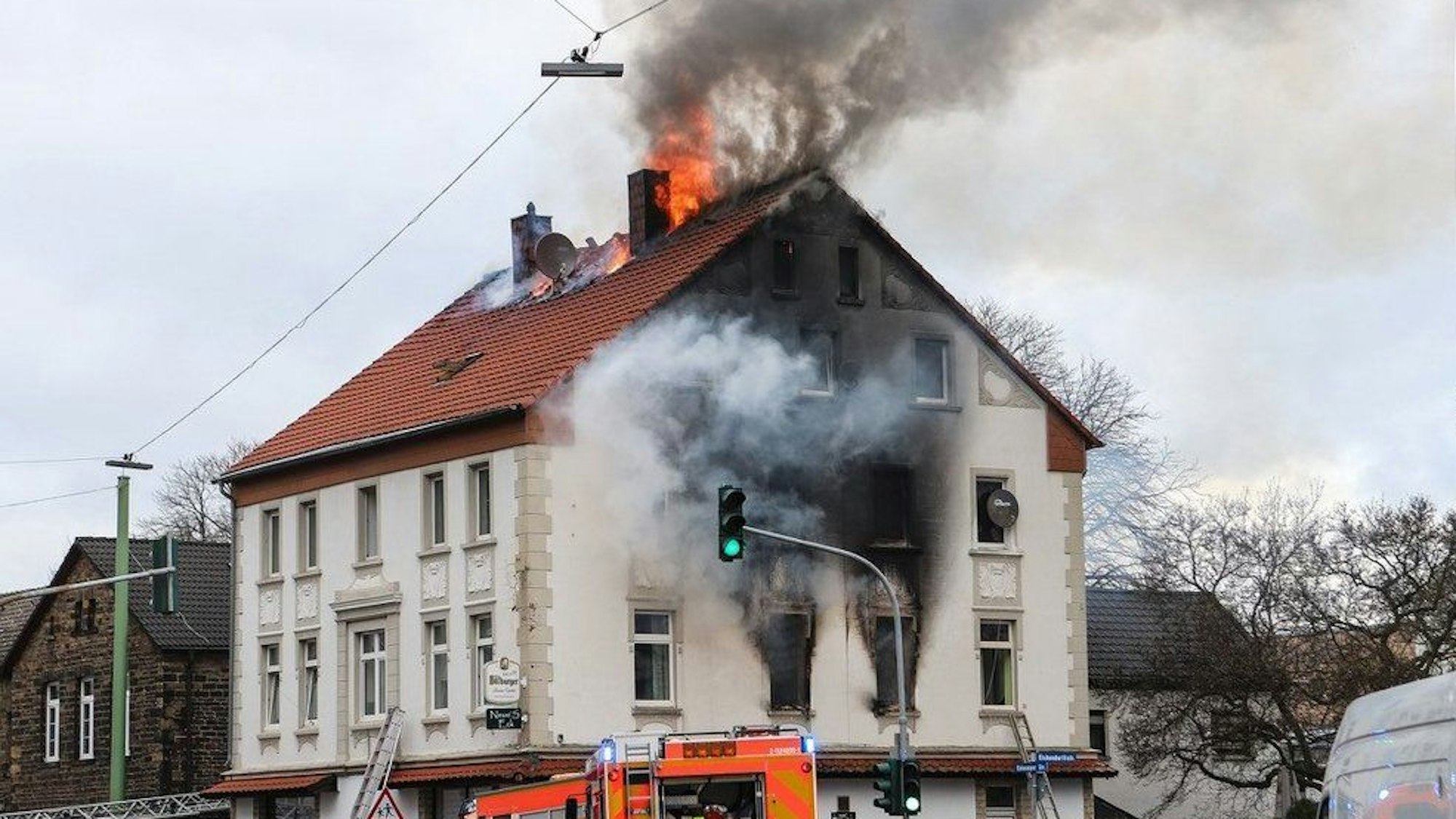 Eine Tote und acht Verletzte bei Hausbrand in Hagen.