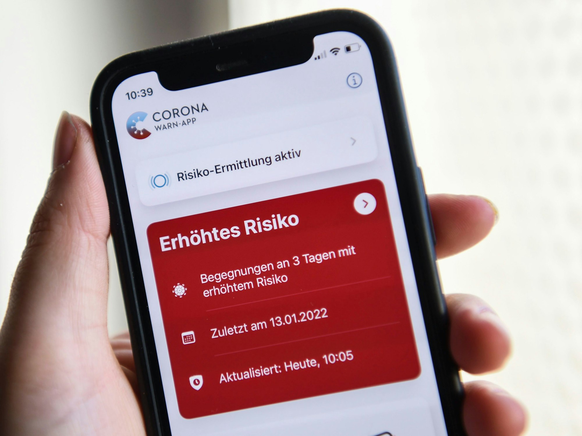Auf einem Smartphone zeigt die geöffnete Corona-Warn-App ein erhöhtes Risiko an. Die rote Anzeige warnt vor drei Begegnungen mit Corona-positiv getesteten Personen. Foto vom 19. Januar 2022.