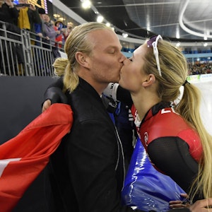 Koen Verweij und Jutta Leerdam küssen sich