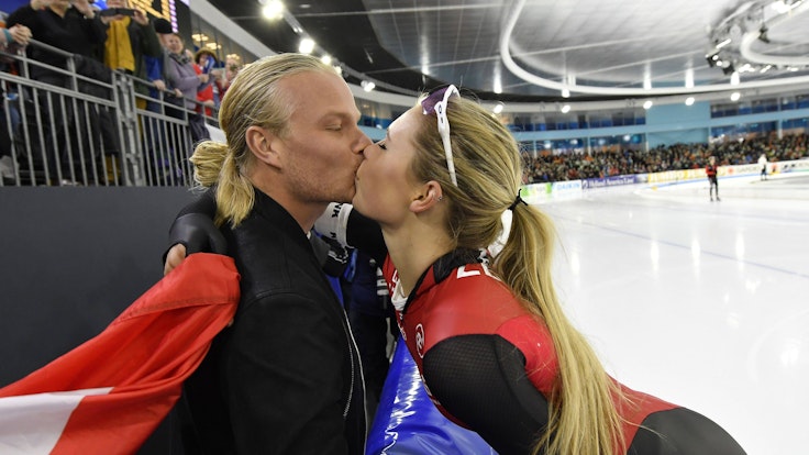 Koen Verweij und Jutta Leerdam küssen sich
