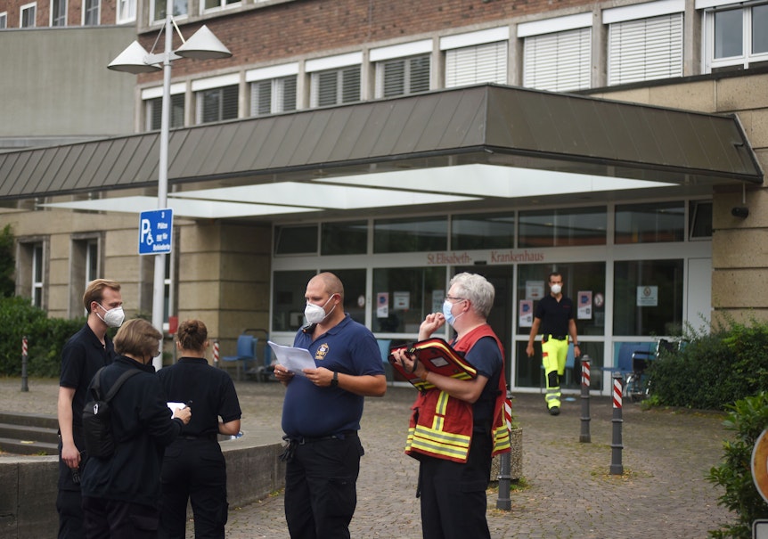 Einsatzkräfte vor dem Krankenhaus in Köln-Lindenthal, das evakuiert werden muss.