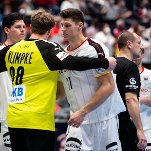 Deutsche Handball-Nationalspieler umarmen sich nach einem EM-Spiel