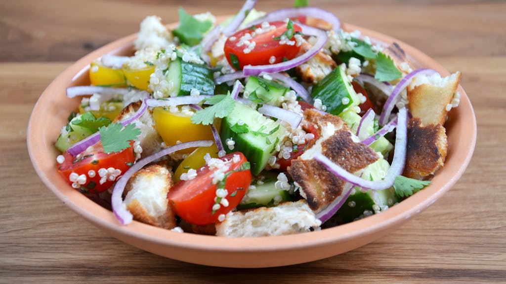 Wegen einer möglichen Belastung mit Salmonellen ruft der Hersteller Natsu Foods aus Neuss in Nordrhein-Westfalen den veganen Salat „Quinoa Nuts“ zurück. Das Symbolbild zeigt einen Salat mit Brot, Quinoa und Gemüse.
