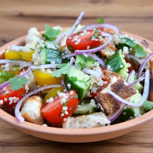 Wegen einer möglichen Belastung mit Salmonellen ruft der Hersteller Natsu Foods aus Neuss in Nordrhein-Westfalen den veganen Salat „Quinoa Nuts“ zurück. Das Symbolbild zeigt einen Salat mit Brot, Quinoa und Gemüse.