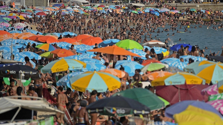 Menschenmassen am Strand in Rio de Janiero.
