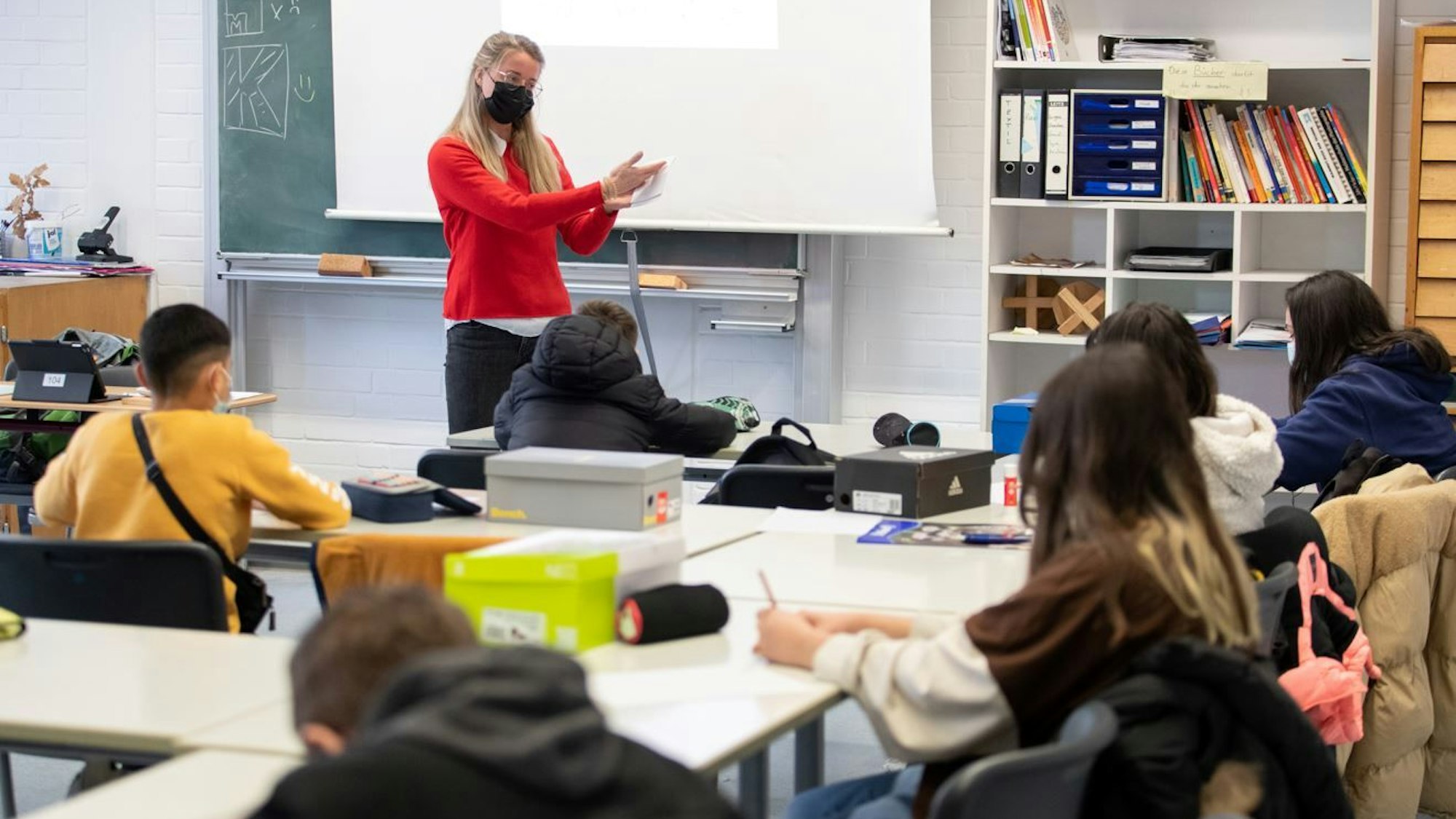 Osnabrück: Eine Lehrerin unterrichtet in einem Klassenraum der Möser-Realschule am Westerberg.